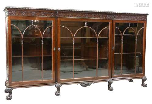 A MAPLE & CO MAHOGANY BREAKFRONT VITRINE, IN THE