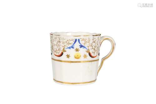 A PINXTON FACETED COFFEE CAN, c.1795, painted with blue