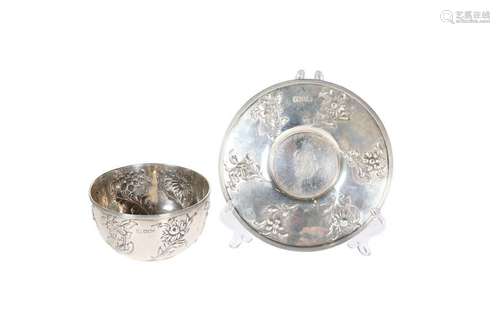 AN ART NOUVEAU SILVER PORRIDGE BOWL AND STAND, DAVID &