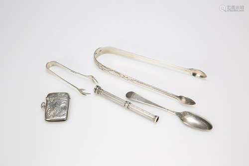 A PAIR OF IRISH SILVER SUGAR TONGS, JAMES BRADY,