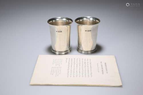 A PAIR OF GEORGE V SILVER BEAKERS, DAVID MUNSEY, LONDON