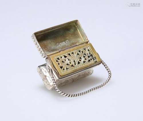 AN EARLY VICTORIAN SILVER PURSE-FORM VINAIGRETTE,