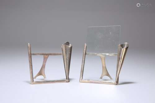 A PAIR OF LATE VICTORIAN SILVER PICTURE FRAMES WITH