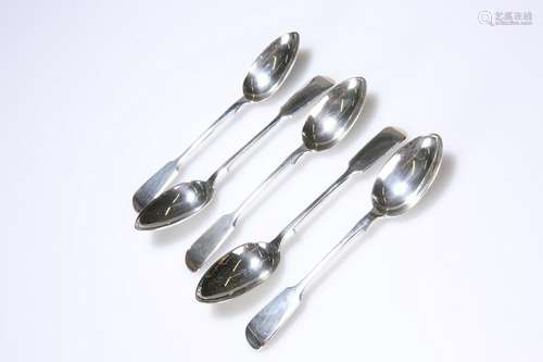 A SET OF FIVE LATE VICTORIAN SILVER TEA SPOONS,