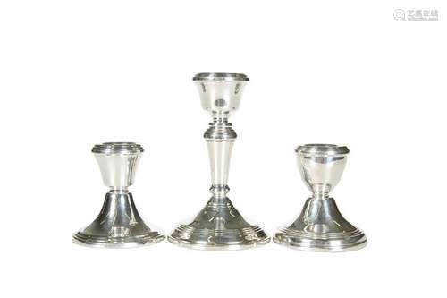 A PAIR OF DWARF SILVER CANDLESTICKS, BIRMINGHAM 1983;