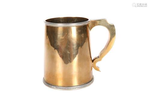 A GILT-METAL AND WHITE METAL PINT TANKARD IN THE