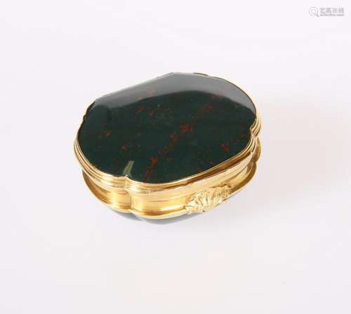 A GOLD-MOUNTED HARDSTONE SNUFF BOX, bombe-shaped with