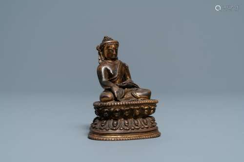 A Sino-Tibetan gilt bronze figure of Buddha, 16/17th C.