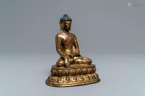 A Sino-Tibetan gilt bronze figure of Buddha, 17/18th C.