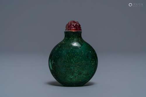 A rare Chinese biotite-sandwiched green glass snuff