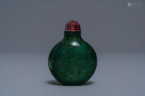 A rare Chinese biotite-sandwiched green glass snuff