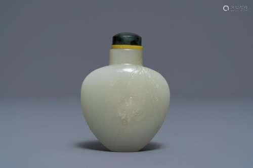 A Chinese pale celadon jade snuff bottle, 19th C.