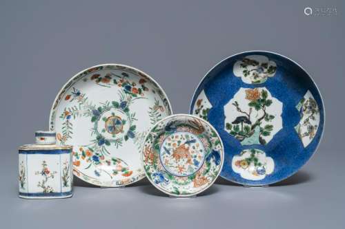 A Chinese famille verte tea caddy and three plates,
