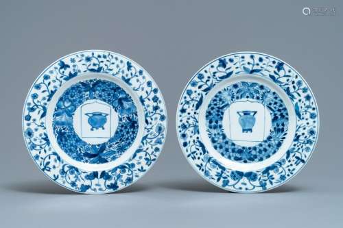 A pair of Chinese blue and white plate with coat of