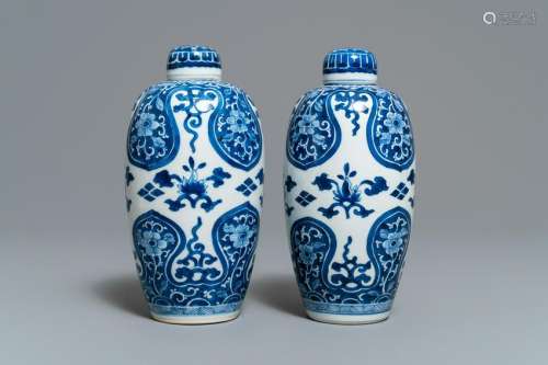 A pair of Chinese olive-shaped blue and white covered
