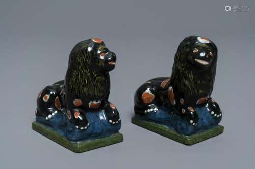 A pair of black Dutch Delft models of lions, 18/19th C.