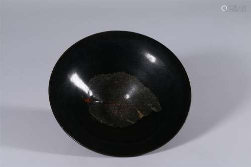 A OLD LEAF INLAID BLACK GLAZED TEA BOWL