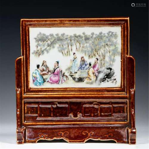CHINESE PORCELAIN FAMILLE ROSE MEN IN BAMBOO PLAQUE