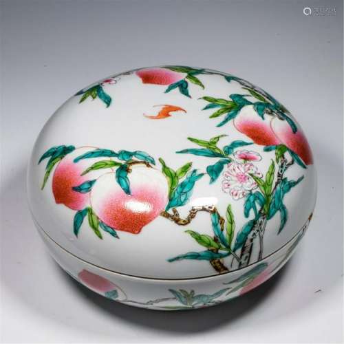 CHINESE PORCELAIN FAMILLE ROSE PEACH LIDDED BOX