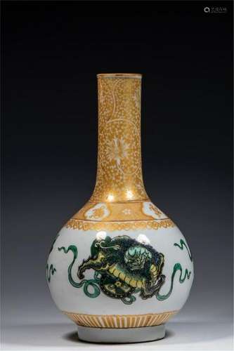 CHINESE PORCELAIN GOLD PAINTED WUCAI BEAST VASE