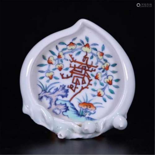 CHINESE PORCELAIN DOUCAI FLOWER PEACH SHAPED BRUSH