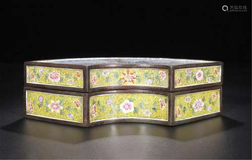 CHINESE ENAMEL PEOPLE ON WAVE FAN SHAPED LIDDED BOX