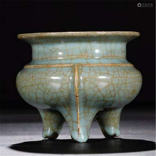 CHINESE PORCELAIN CRACKED GLAZE TRIPLE FEET CENSER