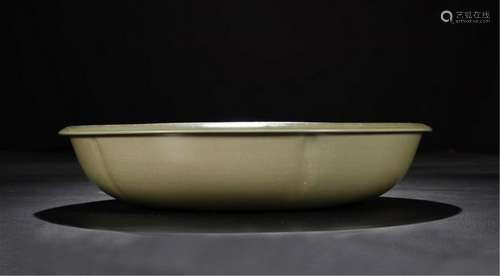 CHINESE PORCELAIN YUE WARE CELADON GLAZE CHARGER