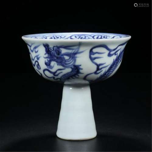 CHINESE PORCELAIN BLUE AND WHITE DRAGON STEM CUP