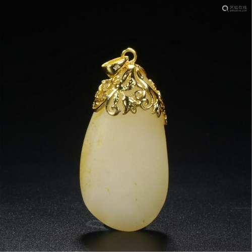 CHINESE GOLD DECORATED WHITE JADE PENDANT