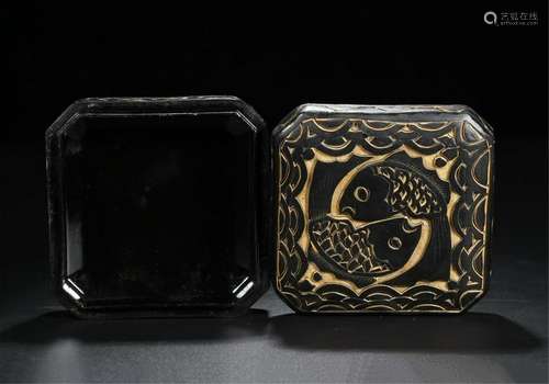 CHINESE BLACK LACQUER DOUBLE FISH LIDDED SQUARE BOX