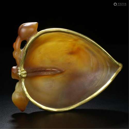 CHINESE GILT MOUNTED AGATE PEACH JUE CUP