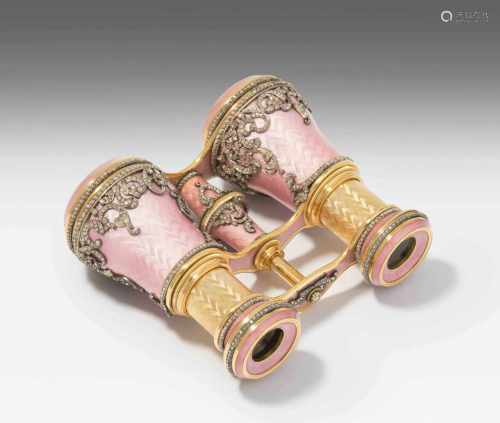 Opernglas - in der Art von Fabergé1980er Jahre. In Goldgehäuse mit rosa farbenem Transluszidemail