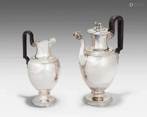 Kaffee- und Wasserkanne, BernUm 1820. Silber. Werkstatt Rehfues. Runder, eingezogener Fuss,