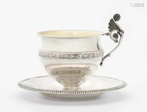 Tasse mit UntertasseBern, 1817–24. Silber, innen vergoldet. Werkstatt Rehfues. Rundform über