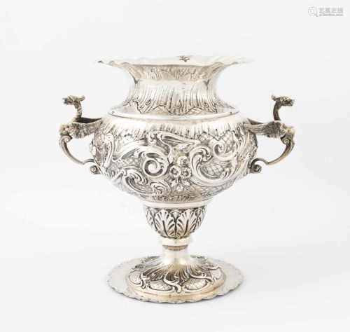 Grosse VaseWohl Deutschland, um 1900. Silber. Balusterform mit Chimären-Henkeln. Wandung reich