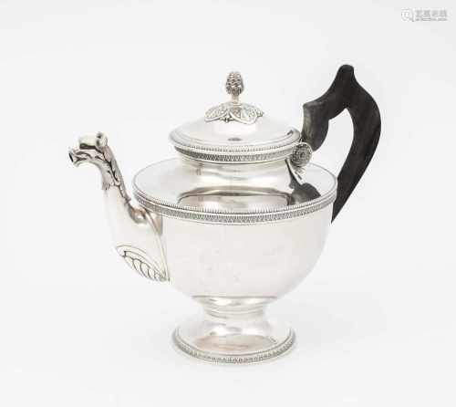 TeekanneParis, um 1900. Silber. Meistermarke Tetard Frères. Blanke Rundform über eingzegogenem