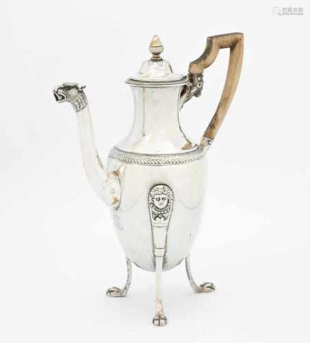 KaffeekanneItalien, nach 1832. Silber. Ovoide Form auf 3 hohen Tatzenfüssen, welche am Ansatz mit