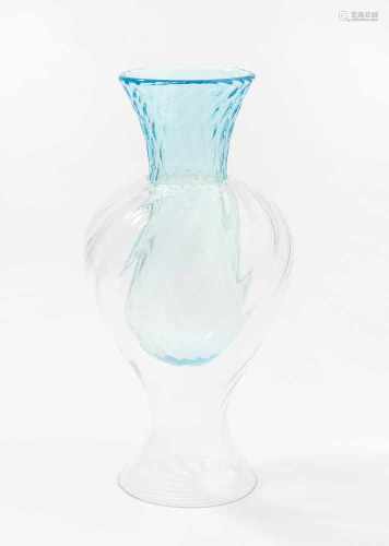 Fulvio Bianconi(Italien 1915–1996)Vase. Murano, dat. 1976. Farbloses und hellblaues Glas, optisch