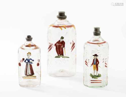 AlpenländischLot: 3 Schnapsflaschen. Um 1800. Farbloses Glas mit je verschiedener Figur in