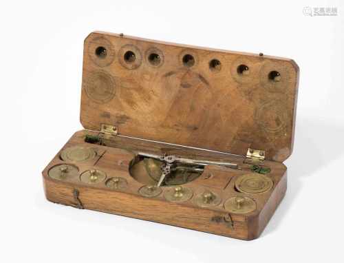 MünzwaageFrankreich, um 1800. Rechteckige Holzschatulle. 2 Bechergewichte und 7 Gewichte. Unter