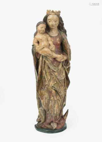 Maria mit KindDeutsch, spätgotisch. Holz geschnitzt, polychrome Fassung tlw. übergangen. Reste einer