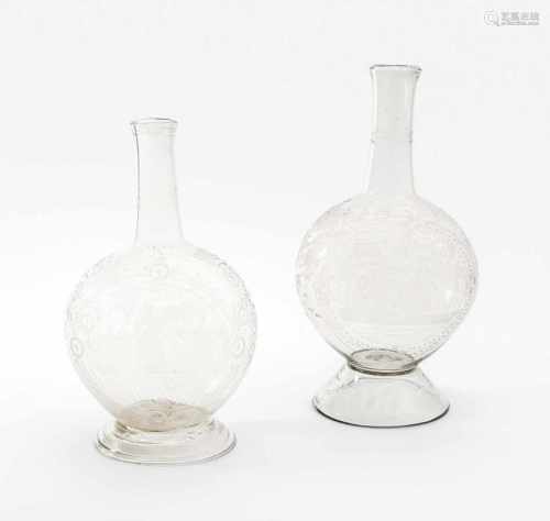 Alpenländisch2 Kugelflaschen. Um 1800. Flühli. Farbloses Glas, gerutschter Mattschnittdekor. Die