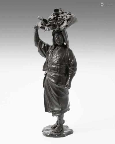Okimono von Genryûsai Seiya (1868–1912)Japan, Meiji-Zeit. Bronze. Signiert Seiya. Blumenverkäuferin.