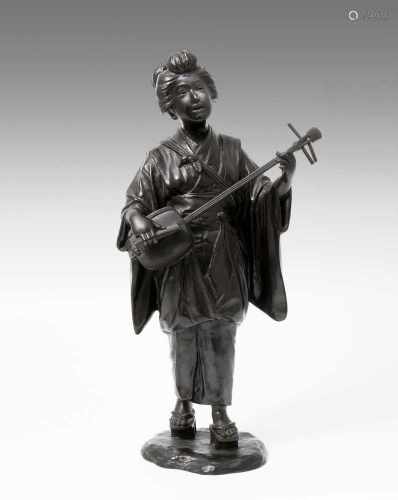 Okimono von Genryûsai Seiya (1868–1912)Japan, Meiji-Zeit. Bronze. Signiert Seiya. Singende