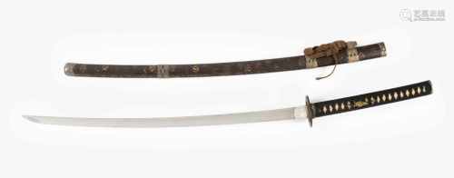 Jin-TachiJapan, spätere Edo-Zeit. Klinge: Shinogizukuri, Suguha. Unsigniert. L 94 cm. Koshirae:
