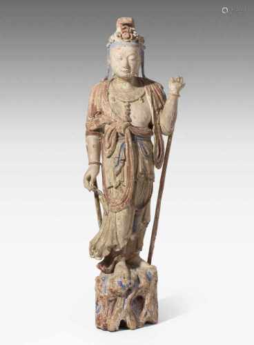 Stehende GuanyinChina, wohl Ming-Dynastie. Holz, stuckiert und polychrom gefasst. Die Göttin der