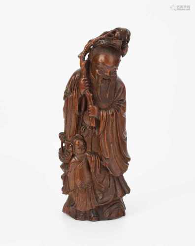 Figur des ShoulaoChina, Ende 19.Jh. Bambus. Geschnitzte Figur des Shoulao, einen Pfirsichzweig