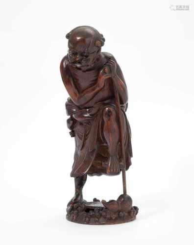 Figur des BodhidharmasChina, 20.Jh. Bambus. Figur des Bodhidharma, im Wasser auf zwei Kalebassen