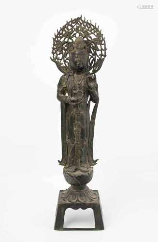 Grosse Figur der GuanyinChina. Bronze. Auf Lotossockel stehende Guanyin, gekleidet in langem